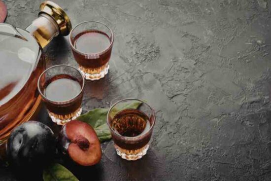 Cum se servește corect un lichior: Cu gheață, sec sau în cocktail?